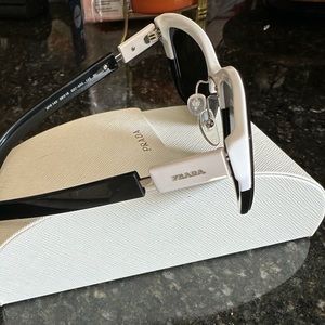 Beautiful sunglasses Prada with white details.